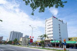 a tall white building on the side of a street at SAMMY Hotel - Khách sạn SAMMY in Giáp Vinh Yên +19 photos