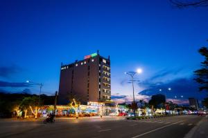 a building on a street at night with at SAMMY Hotel - Khách sạn SAMMY in Giáp Vinh Yên