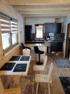 a kitchen with a table and chairs in a cabin at Domek Niedźwiedź in Groń