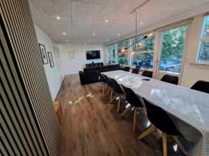 a living room with a long table and chairs at Byhus i Glyngøre in Glyngøre