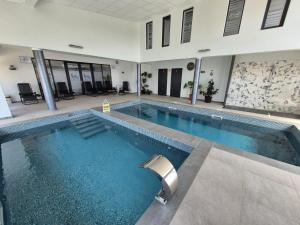 a large swimming pool with blue water in a building at Aqua Sia in Sighetu Marmaţiei