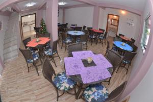 una vista aérea de un restaurante con mesas y sillas en Pousada Recanto das Cores, en Penha