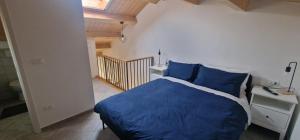 a bedroom with a blue bed in a room at Casa Petelia in Serra San Bruno
