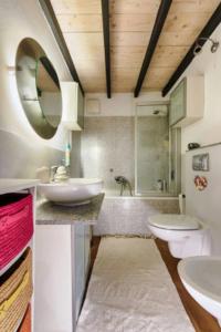 トリノにあるPiave 5のバスルーム(洗面台、トイレ、鏡付)