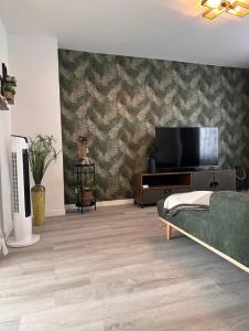ein Wohnzimmer mit einem Flachbildfernseher an der Wand in der Unterkunft Türglück in Marl