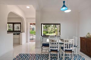 a kitchen and dining room with a table and chairs at Villa Demetra Capri - Pool and Relaxation in Anacapri