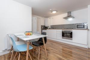 Η κουζίνα ή μικρή κουζίνα στο Royal Apartments - Heathrow