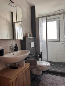 ein Badezimmer mit Waschbecken und Toilette in der Unterkunft Türglück in Marl
