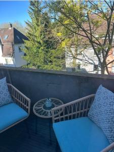 zwei Stühle und ein Tisch auf einem Balkon in der Unterkunft Türglück in Marl