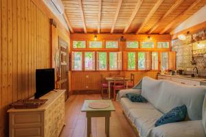 a living room with a couch and a table at El Grifo Casa De Campo Con Piscina in Carmona