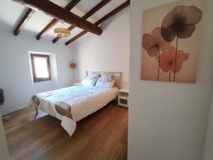 a bedroom with a bed and a painting on the wall at Bonlogem - Air-conditioned apartment Sainte Claire in Pertuis