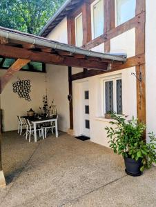 a screened in porch with a table and a window at Gite Entre Pierre et Come in Chablis