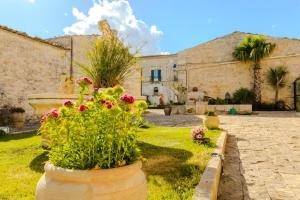 a garden with flowers in front of a building at Villa Castiglione 1863 - The real Sicilian holiday in Ragusa