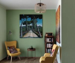 a living room with a painting on the wall at B&B Galleria 37 in Canosa Sannita