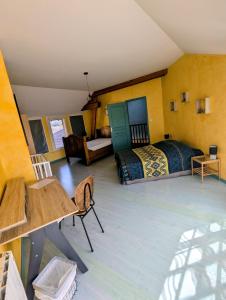 a room with two beds and a table and chairs at Gite Entre Pierre et Come in Chablis