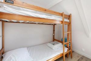 a bedroom with two bunk beds in a room at Maisonnette de la mer Batz sur mer in Batz-sur-Mer +16 photos