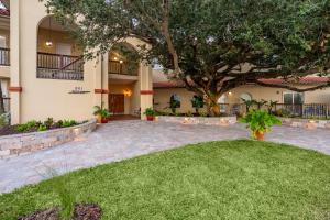 a courtyard with a tree in the middle of a building at Inn at Camachee Harbor by CoolVacay in St. Augustine