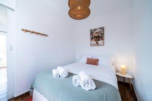 a bedroom with a bed with towels on it at Casa do Vento in Aljezur