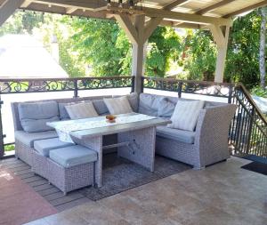 eine Terrasse mit Sofa, Tisch und Stühlen in der Unterkunft Chata Domaša David in Bžany
