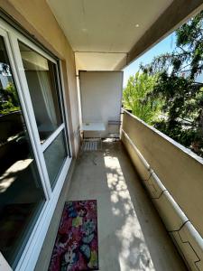 a balcony with a bench and a window at Appart cosy porte de Bâle - Terrasse - Parking - Tram in Saint-Louis