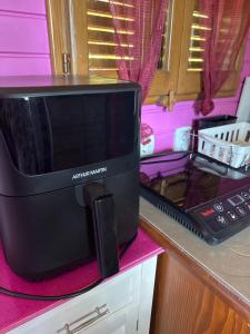 a microwave sitting on top of a kitchen counter at Appel du Luberon in Mérindol