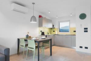 a kitchen and dining room with a table and chairs at Bike Apartments Curti - Waldgrün in Laives