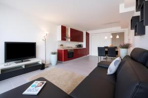 a living room with a couch and a television at Casa Laura Apt 3 in Menaggio
