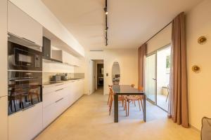 a kitchen and dining room with a table at Résidence San Petru - 4 étoiles in Porto-Vecchio