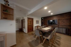 a kitchen and dining room with a table and chairs at Villa Ecaterina in Poiana Negrii
