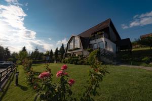 a house with flowers in front of it at Villa Ecaterina in Poiana Negrii