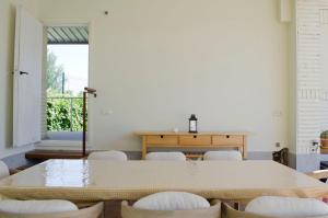 a conference room with a table and chairs at Casa rural Villa Verde in Tudela