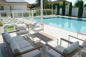 a patio with chairs and a swimming pool at Casa rural Villa Verde in Tudela
