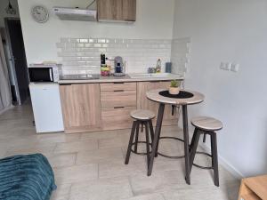 a kitchen with two bar stools and a counter top at Studio centre-clim-parking privée-rdc in Saint-Gaudens