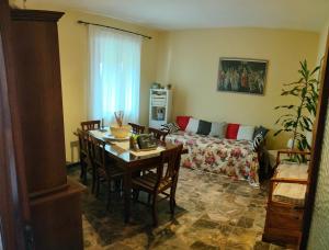 a living room with a table and a couch at Casa di zio in Monticiano
