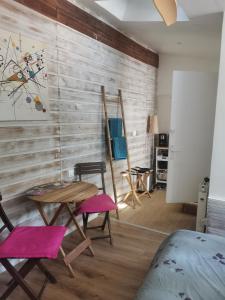 a room with a table and chairs and a painting at Casa d'Olivier chambre d'hôtes in Arles