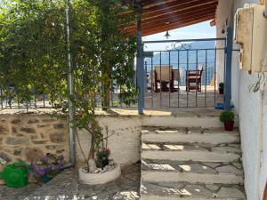a staircase leading to a patio with a table and chairs at Maison de vacances pour 6 personnes in Tyros