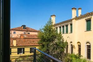 a view of a building with two chimneys at Ca' Degli Antichi Giardini Apartments in Venice