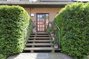 a stairway leading to a house with a door at Ferienwohnung KOTE in Dannenberg