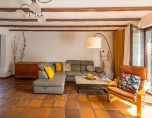 a living room with a couch and a table at Ferienwohnung KOTE in Dannenberg