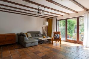 a living room with a couch and a table at Ferienwohnung KOTE in Dannenberg