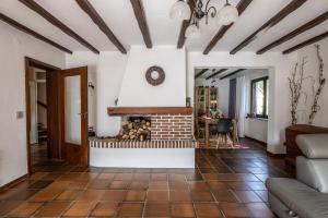 a living room with a fireplace and a couch at Ferienwohnung KOTE in Dannenberg