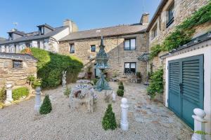 a courtyard with a fountain in front of a building at Ti Illiz in Le Conquet