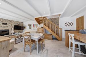 a kitchen and dining room with a table and chairs at Ti Illiz in Le Conquet