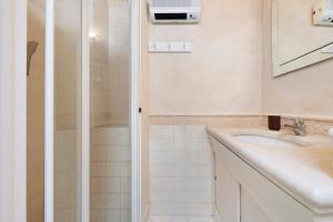 a bathroom with a sink and a shower at Casa Dolca Casa La Torre in Pozzolengo