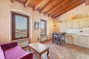 a living room with a couch and a table at Casa Dolca Casa La Torre in Pozzolengo