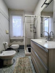 a bathroom with a toilet and a sink and a shower at Cherry House: Giardino Privato & Relax vicino Pisa in Ponsacco