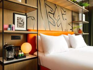 a bedroom with a bed and a wall with graffiti at ibis Styles Edinburgh St Andrew Square in Edinburgh