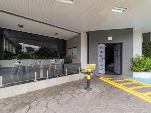 an entrance to a building with a table and chairs at Hotel Boa Vista by Carlton in Americana