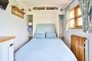 a small bedroom with a bed in a tiny house at Host & Stay - Shepherds View in Alburgh