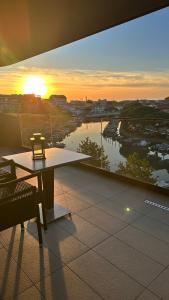 una vista di un tramonto dal balcone di un edificio di Residence Ormeggio a Grado